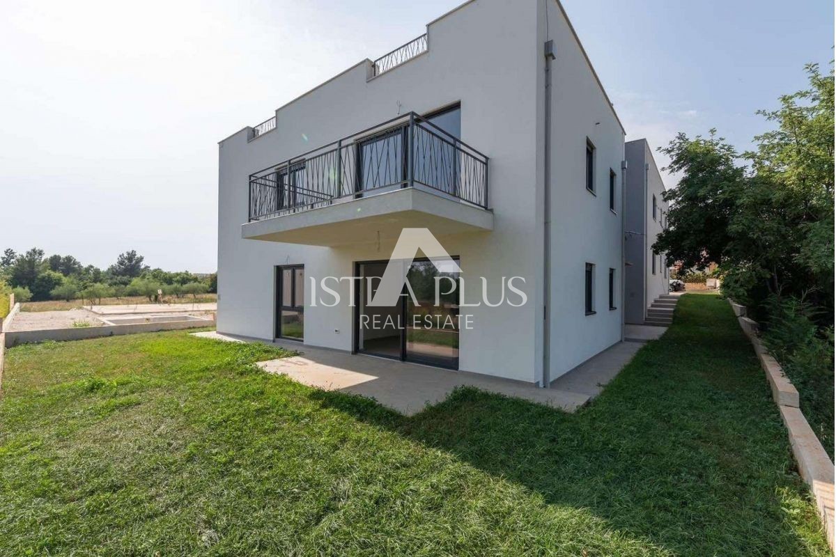 Stan u novogradnji, prizemlje sa dvorištem , 1 km od mora - cover