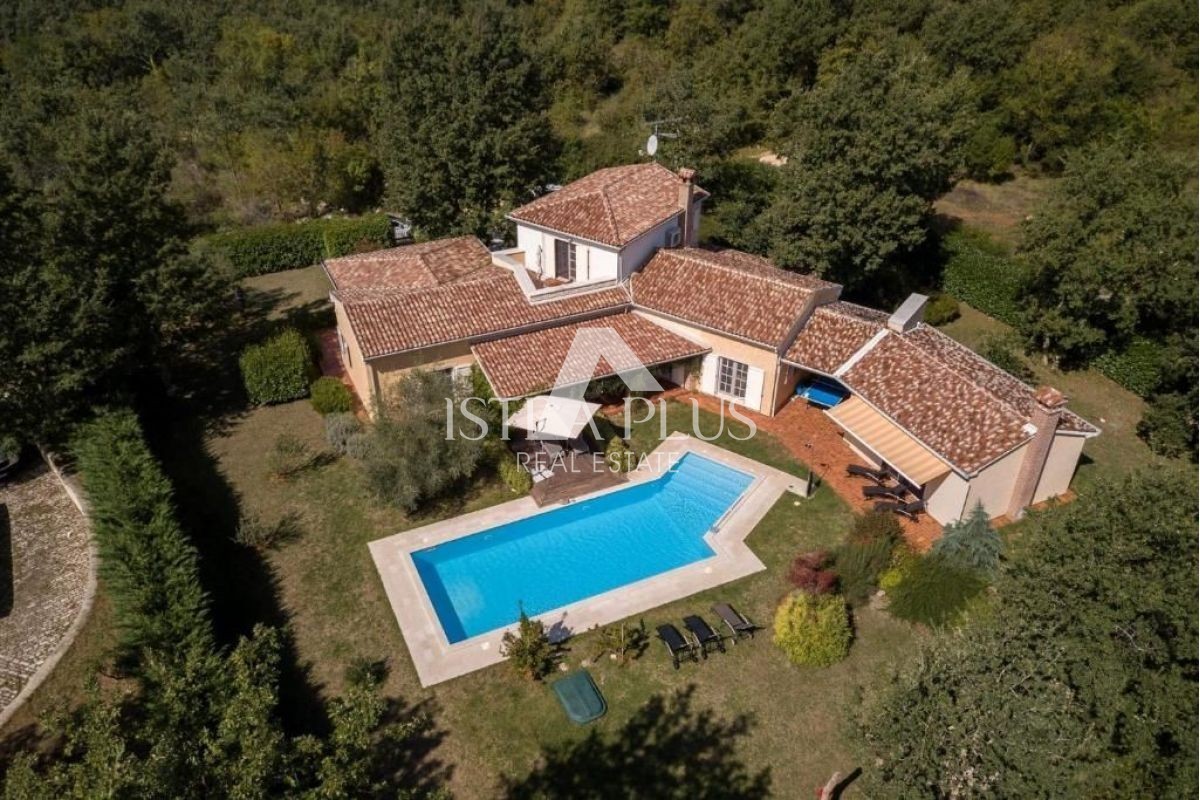 Predivna villa na osami, okružena prirodom  sa velikim zemljištem - cover