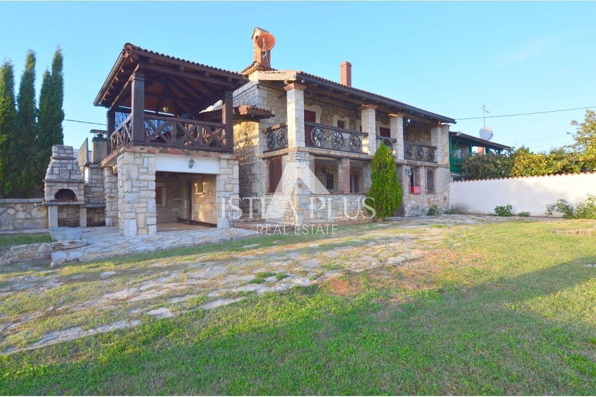 KAMENA KUĆA SA DVA STANA - cover
