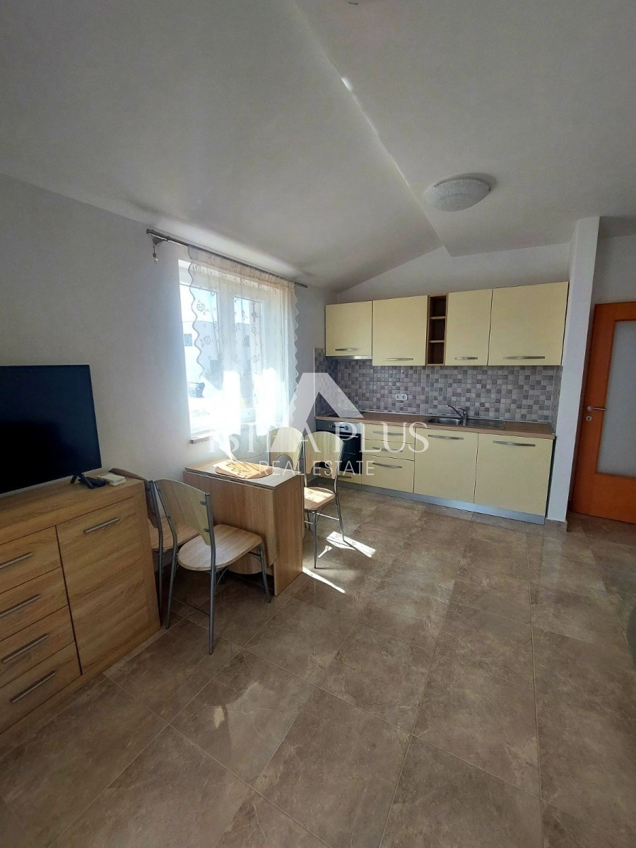 PRILIKA!! Veliki stan od 104,86m2 - podijeljen na 2 manja stana i dvorište  !! 2 km od mora - cover