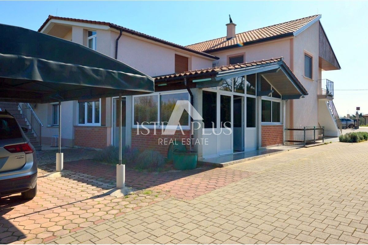 Imanje sa 2 kuće na prodaju - Poreč - cover