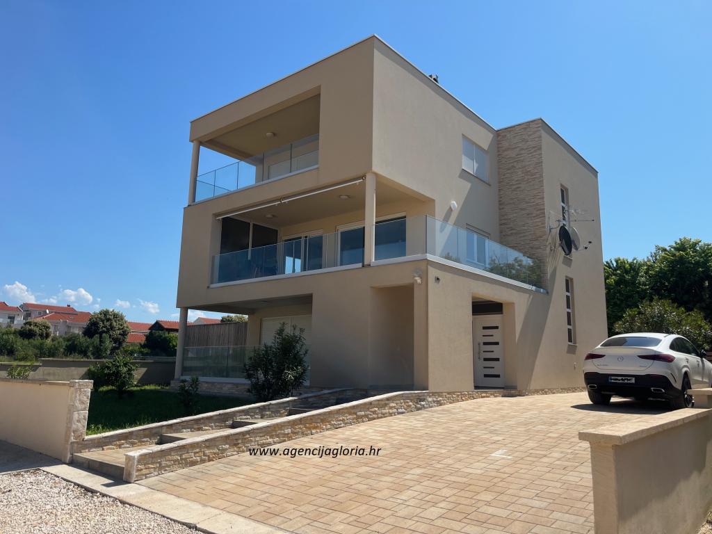 PRIVLAKA-APARTMAN S VRTOM BLIZU MORA! - cover