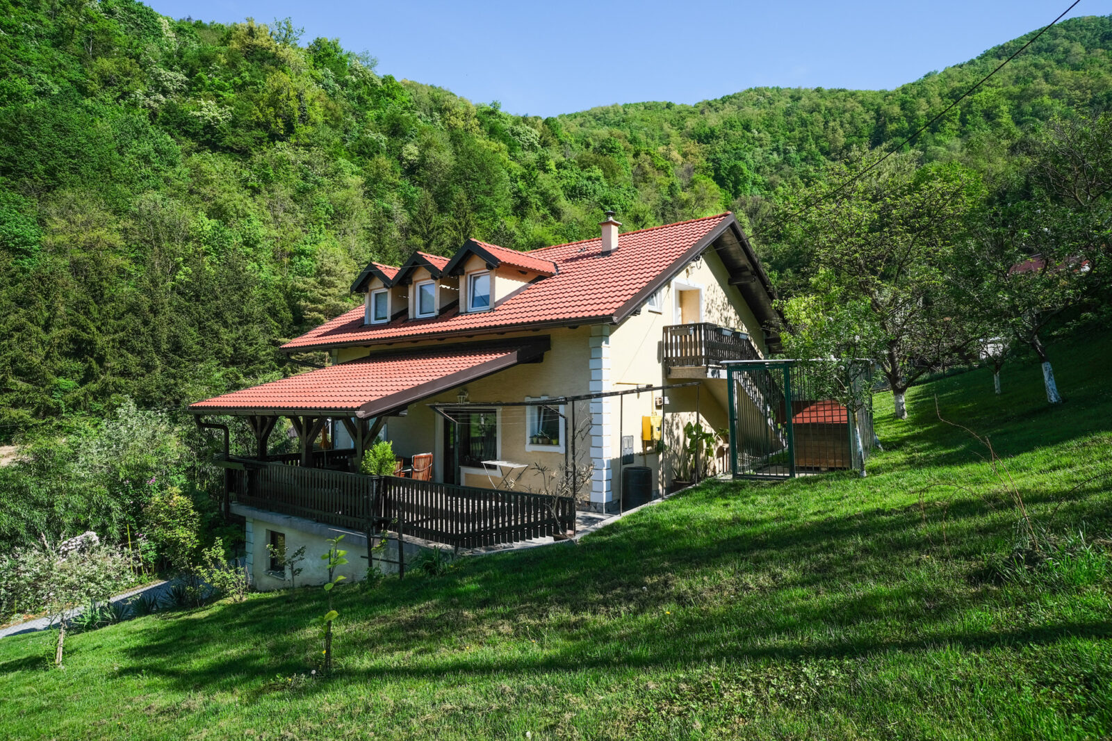 ZAGORJE, KLANJEC, OČUVANA OBITELJSKA KUĆA NA PREKRASNOM MJESTU - cover