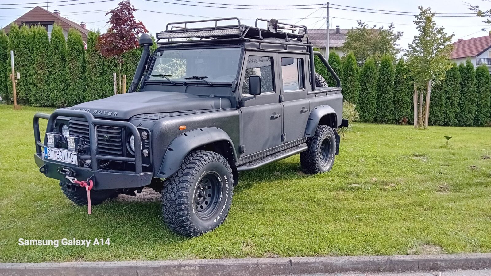 Land Rover Defender 110 - cover