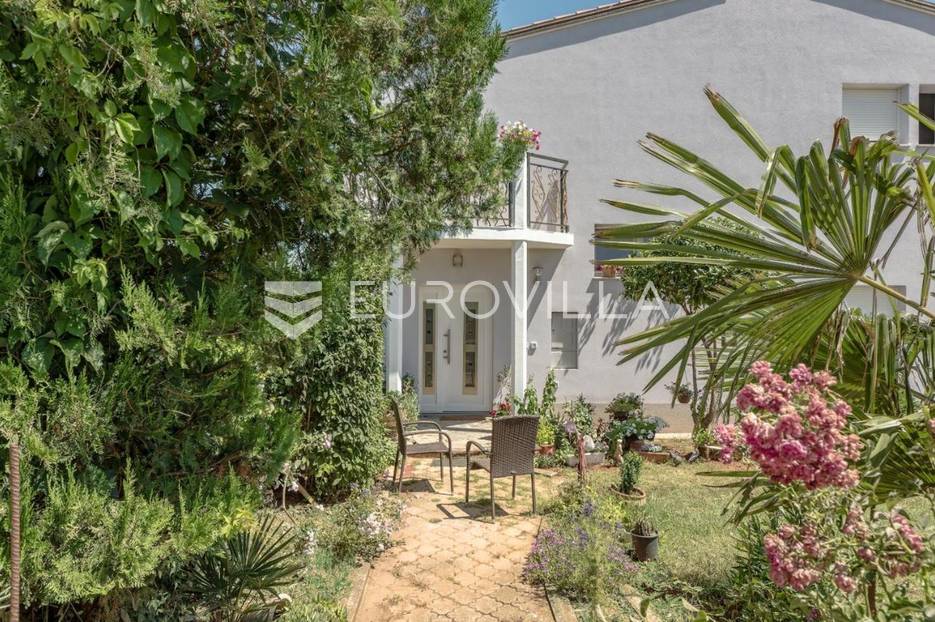 Pula, apartmanska kuća na izoliranoj lokaciji - cover