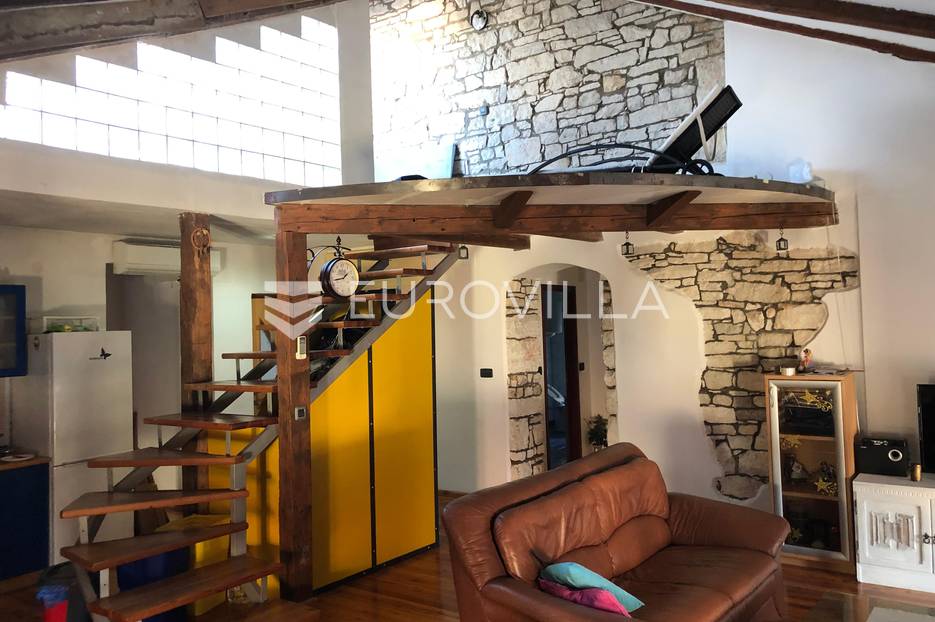 Pula, trosoban stan u centru grada - cover