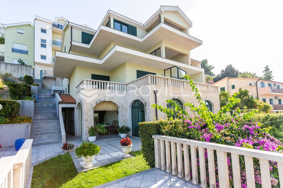 Omiš, apartmanska kuća blizu plaže - cover