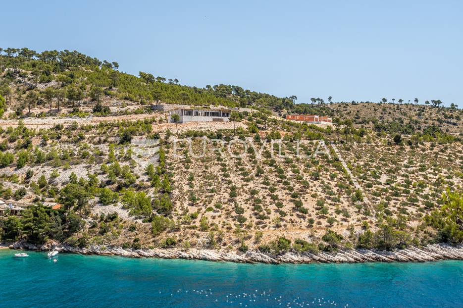 Brač zemljište 30.000 m2 uz more za gradnju vile - cover