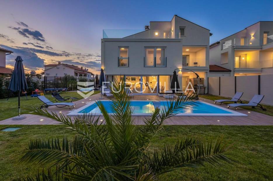 Istra, Poreč, luksuzna vila 244 m2 s bazenom i velikom uređenom okućnicom, pogled na more - cover