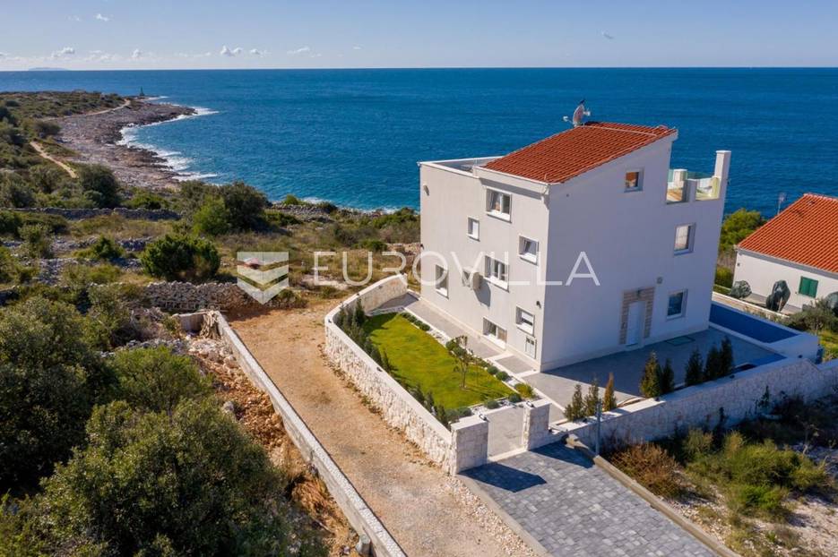 Rogoznica, moderna vila na jedinstvenoj lokaciji - cover