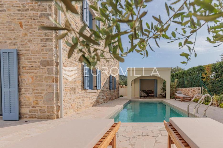 Otok Pašman, Dobropoljana, iznimna kamena vila u drugom redu do mora - cover