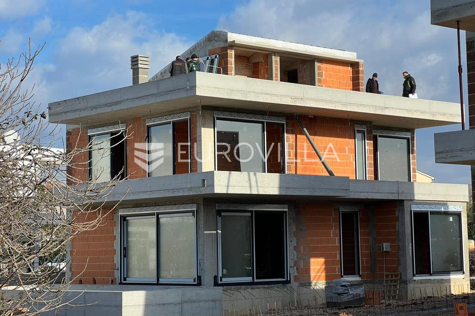 Poreč,  moderna i elegantna samostojeća vila NKP 233 m2 na  velikoj okućnici - cover