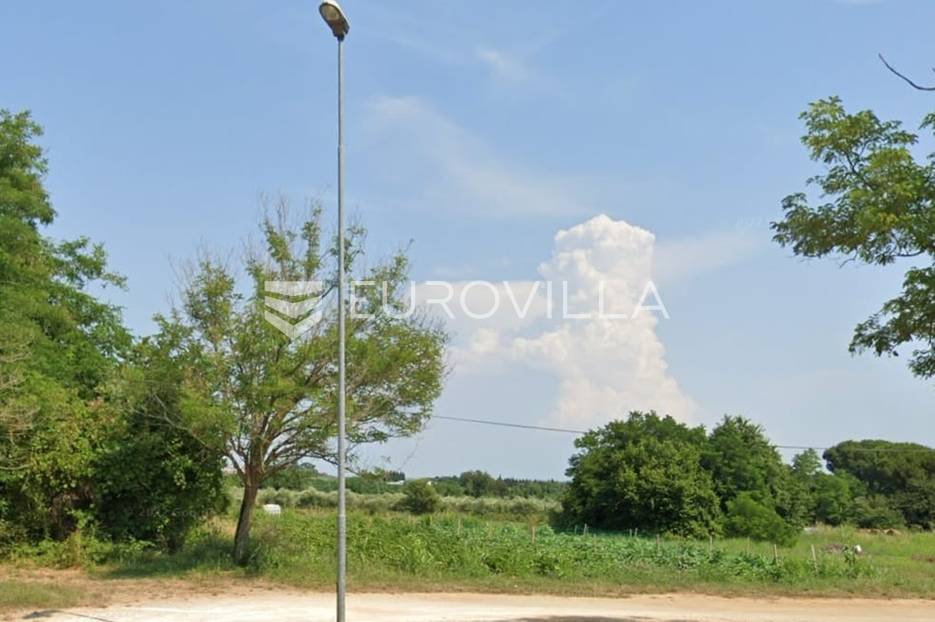 Savudrija, građevinsko zemjište 500 m od mora, prilika za investore! - cover