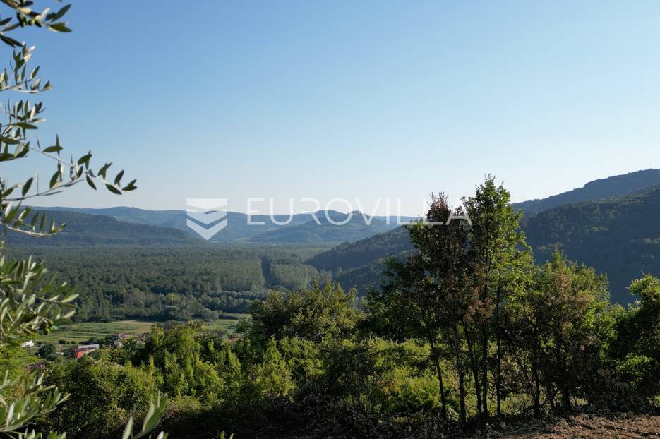 Istra, Motovun, građevinsko zemljište s pogledom na povijesne gradove - cover