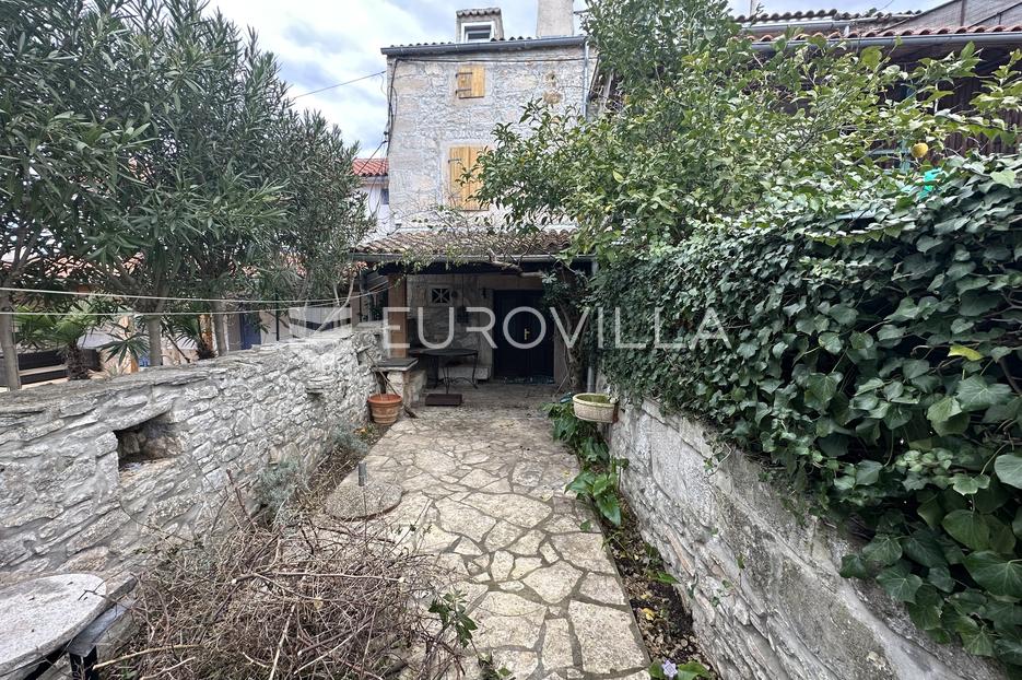 Medulin, kamena kuća u nizu na tri etaže NKP 90 m2 s malim vrtom - cover