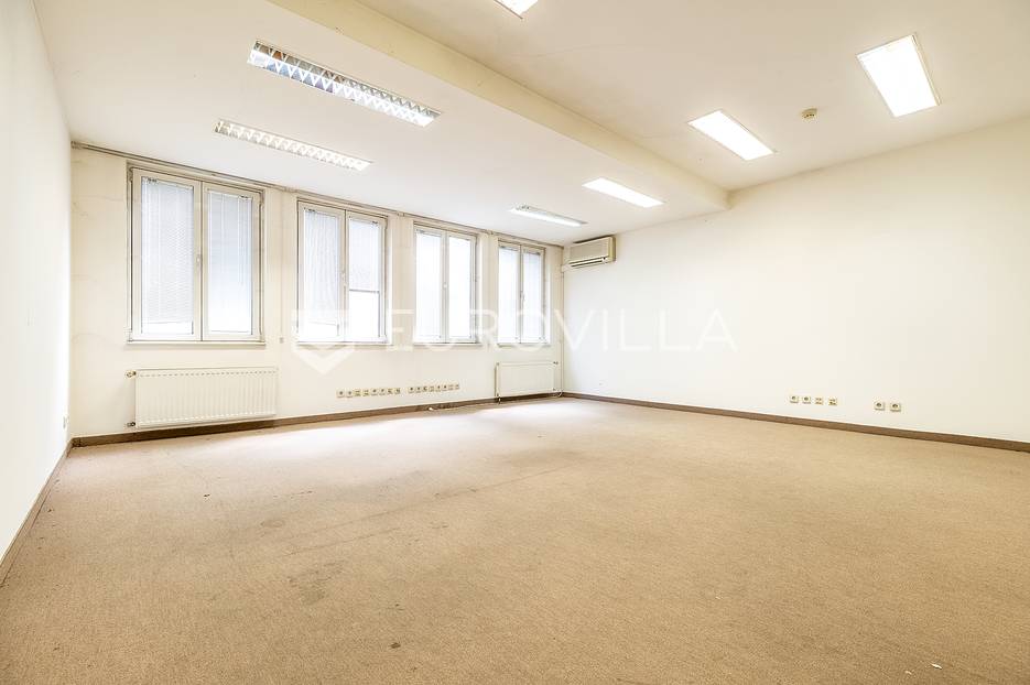 Trg Bana Jelačića stambeni/poslovni prostor 196m2 + podrum 40m2 - cover