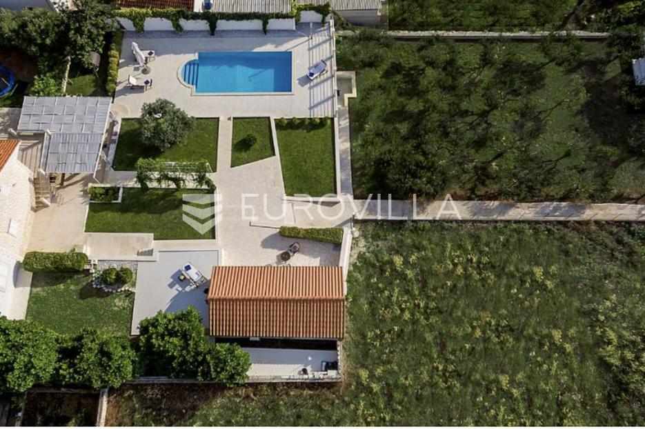 Brač, Donji Humac, tri šarmantna objekta s bazenom na zemljištu od 1780m2 - cover