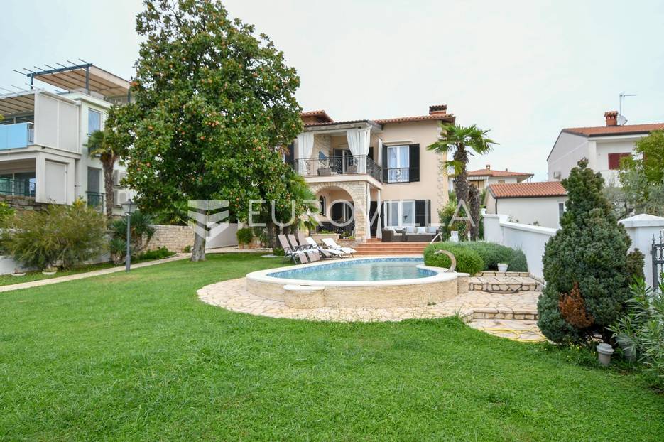 Istra, Umag, prekrasna kuća s bazenom prvi red do mora NKP 430m2 - cover