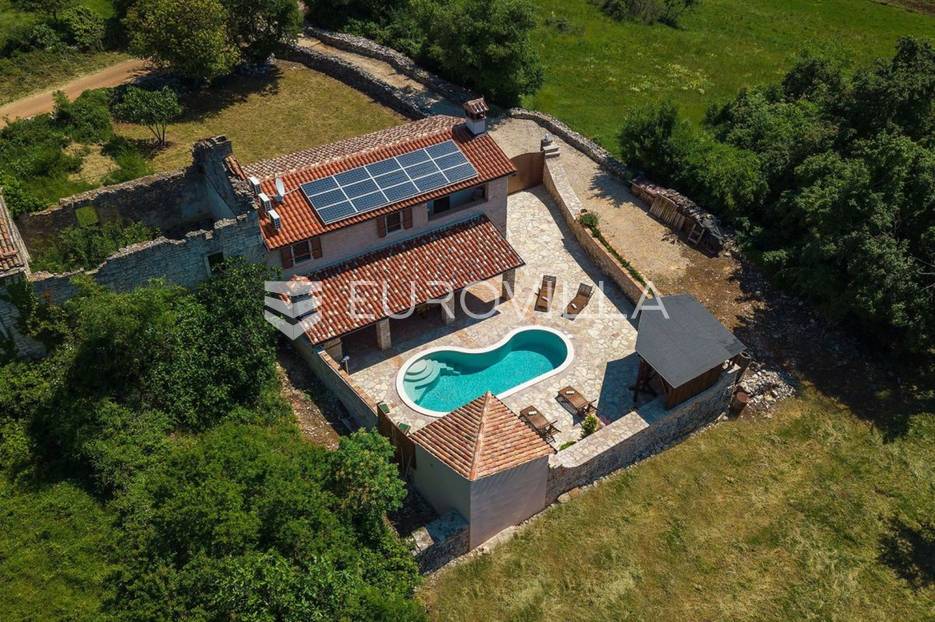 Okolica Barbana, nagrađivana istarska kamena vila sa prekrasnim bazenom - cover