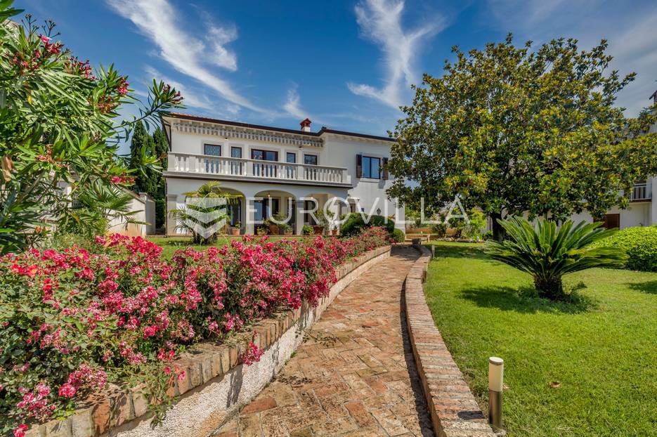 Istra, Umag - unikatna  villa NKP 400 m2 na svega 30 m od mora - cover