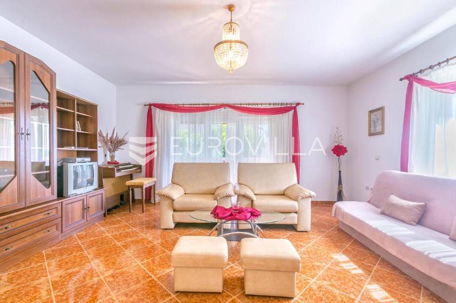 Ližnjan, prizemnica s uređenom okućnicom - cover