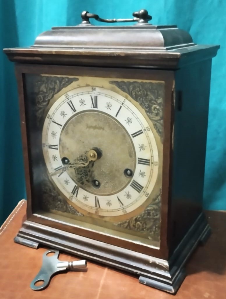 antique Junghans komodni sat - cover