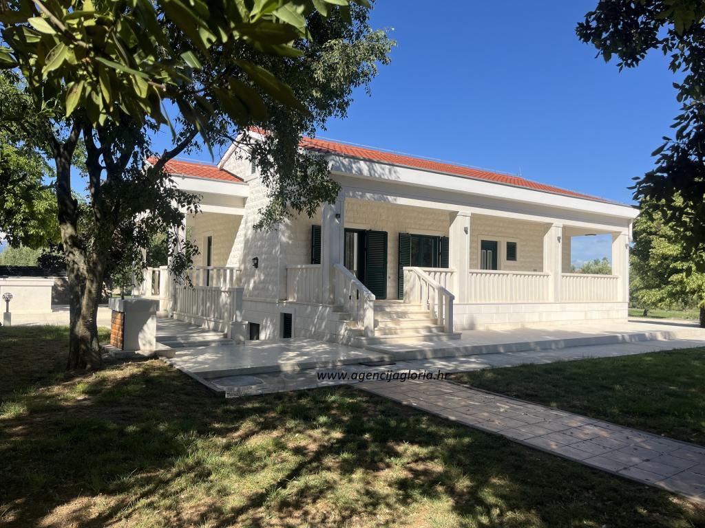 MURVICA-obiteljsko imanje na terenu površine 7.963m2 - cover