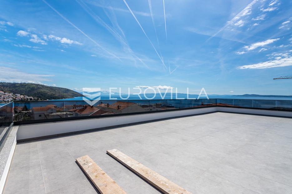 Čiovo, trosoban stan s krovnom terasom i otvorenim pogledom na more - cover