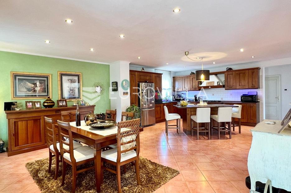 Kastav, Brestovice, prekrasan peterosoban stan s pogledom na more NKP 248m2 - cover