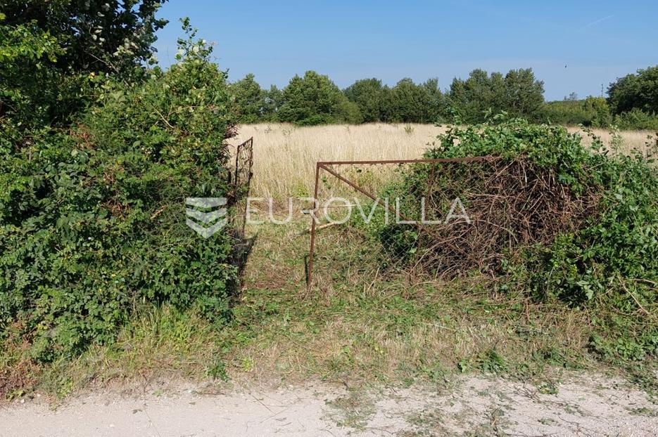 Pula, građevinsko zemljište za 4 stambene jedinice  1776 m2 - medulinska cesta - cover