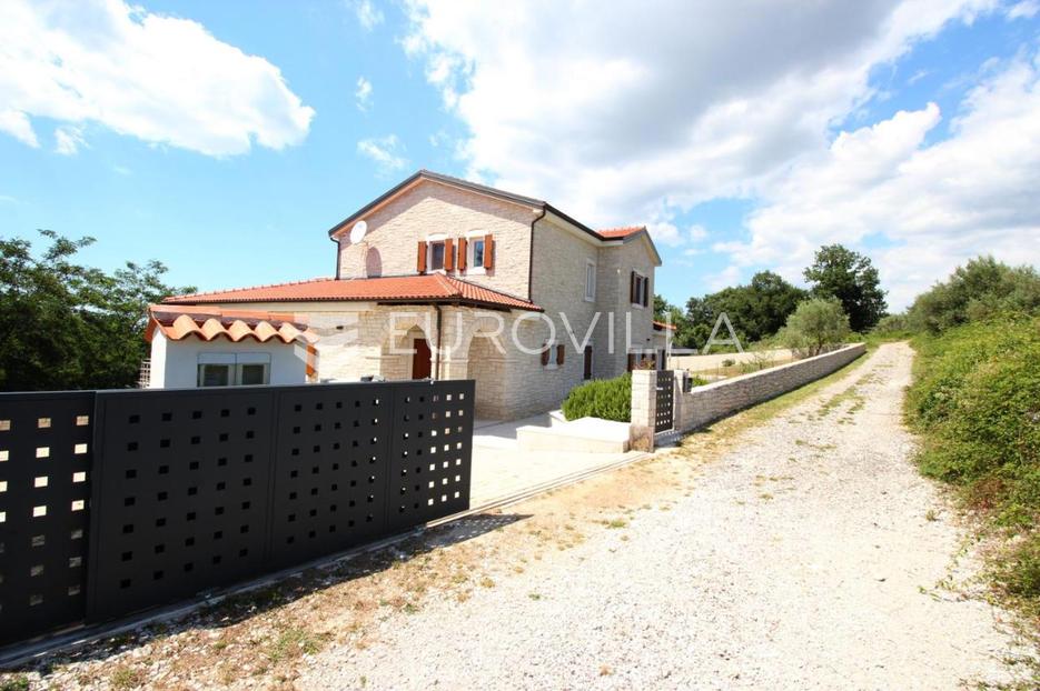 Istra, Kanfanar, prekrasna kuća NKP 280 m2 na velikom imanju  od 1900 m2 - cover