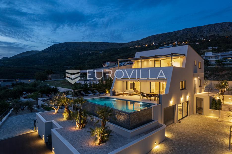 Split-Podstrana, urban vila s bazenom, saunom, jacuzzijem i garažom - cover