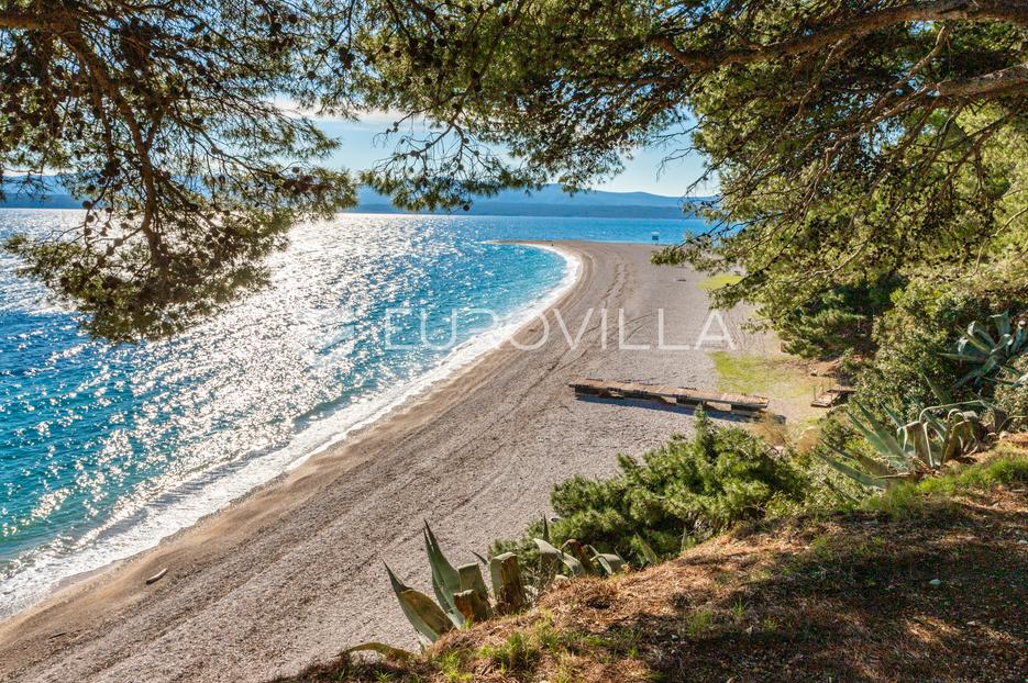 Brač, Bol, atraktivna poljoprivredna parcela površine 130.000 m2, moguća gradnja - cover