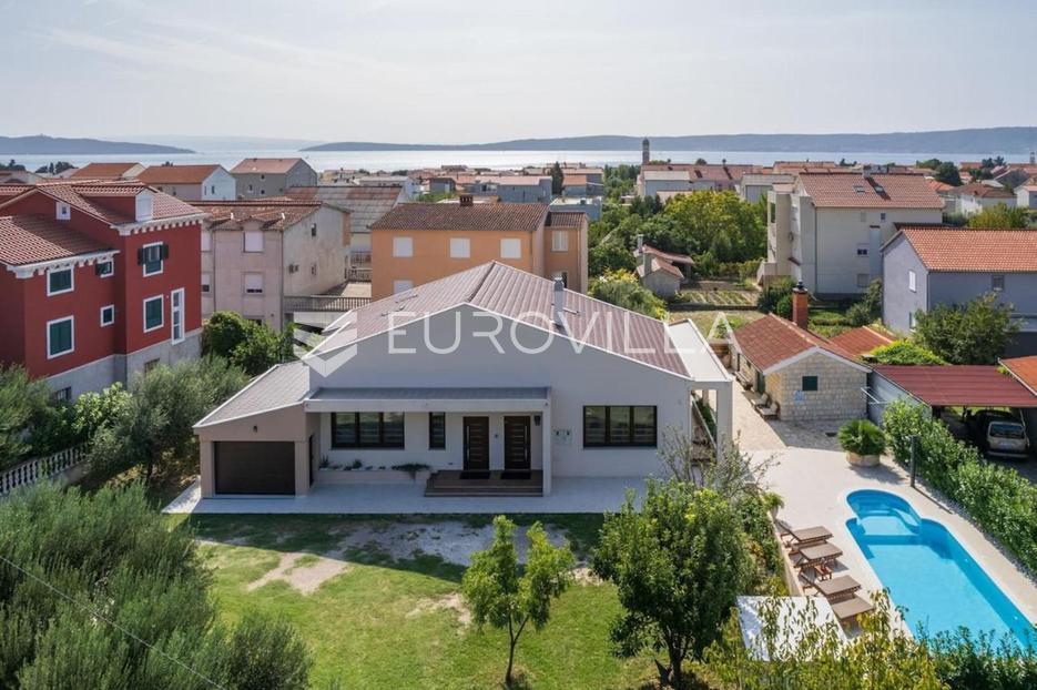 Kaštel Stari, villa s bazenom NKP 350 m2, na prostranom zemljištu površine 1216 m2 - cover