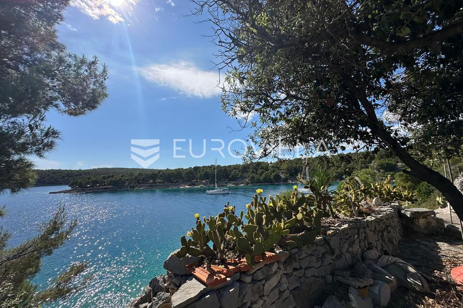 Milna, Brač, građevinsko zemljište prvi red uz more s postojećim objektom - cover