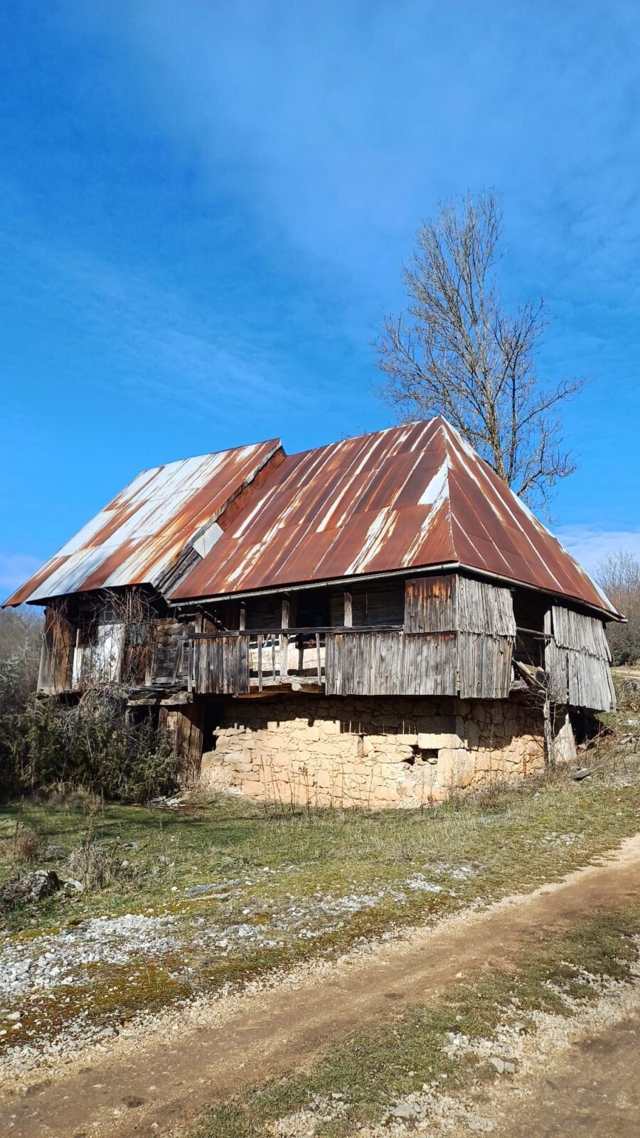 Perušić, zemljište sa starom kućom + 15000m2 suvlasništva s RH - cover