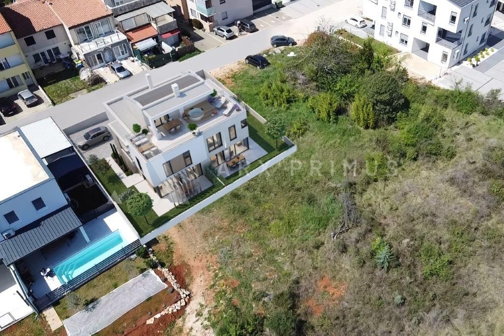 Dvoetažni stan s velikom krovnom terasom, Umag, Zambratija - cover