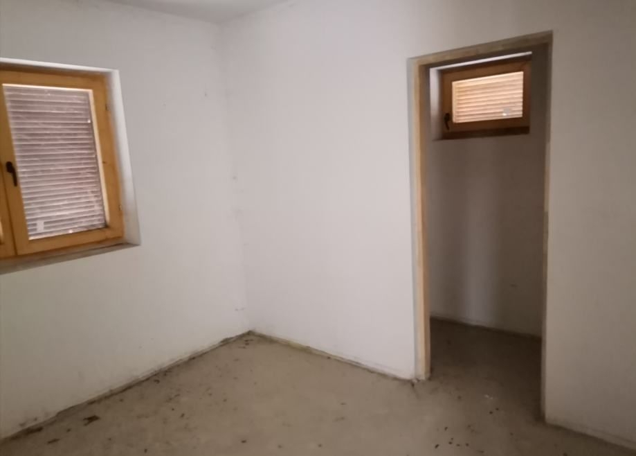 Gospić, kuća na dobroj lokaciji, 84m2 - cover