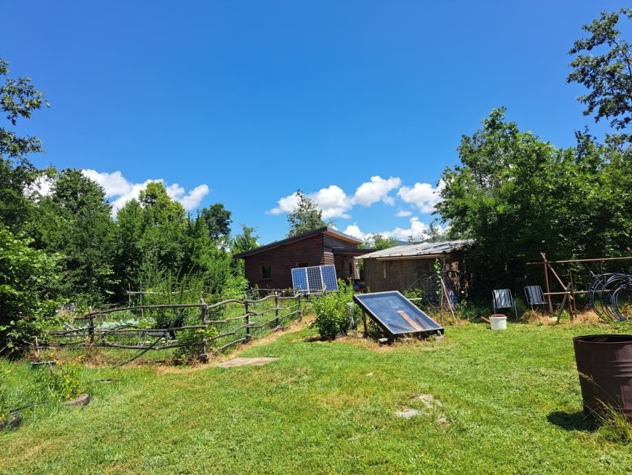 Lovinac, poljoprivredno zemljište 11000m2 + samoodrživa kuća 50m2 - cover