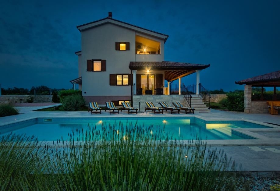 Štokovci - moderna vila s bazenom i velikom okućnicom - cover