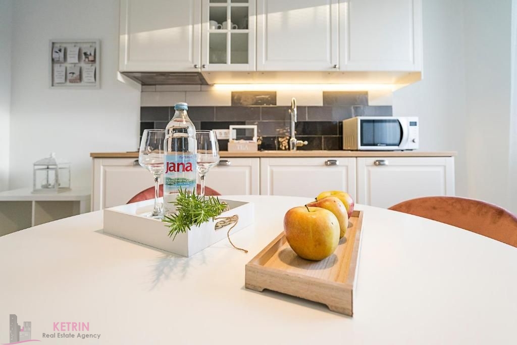 SPLIT/CENTER-ONE BEDROOM APARTMENT/long term lease (iznajmljivanje) - cover
