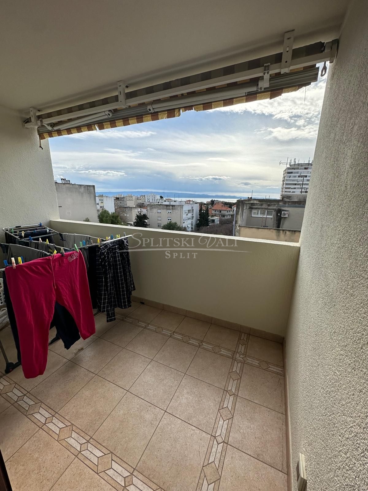 PRILIKA!! Gripe, jednosoban stan s balkonom i pogledom na more - cover