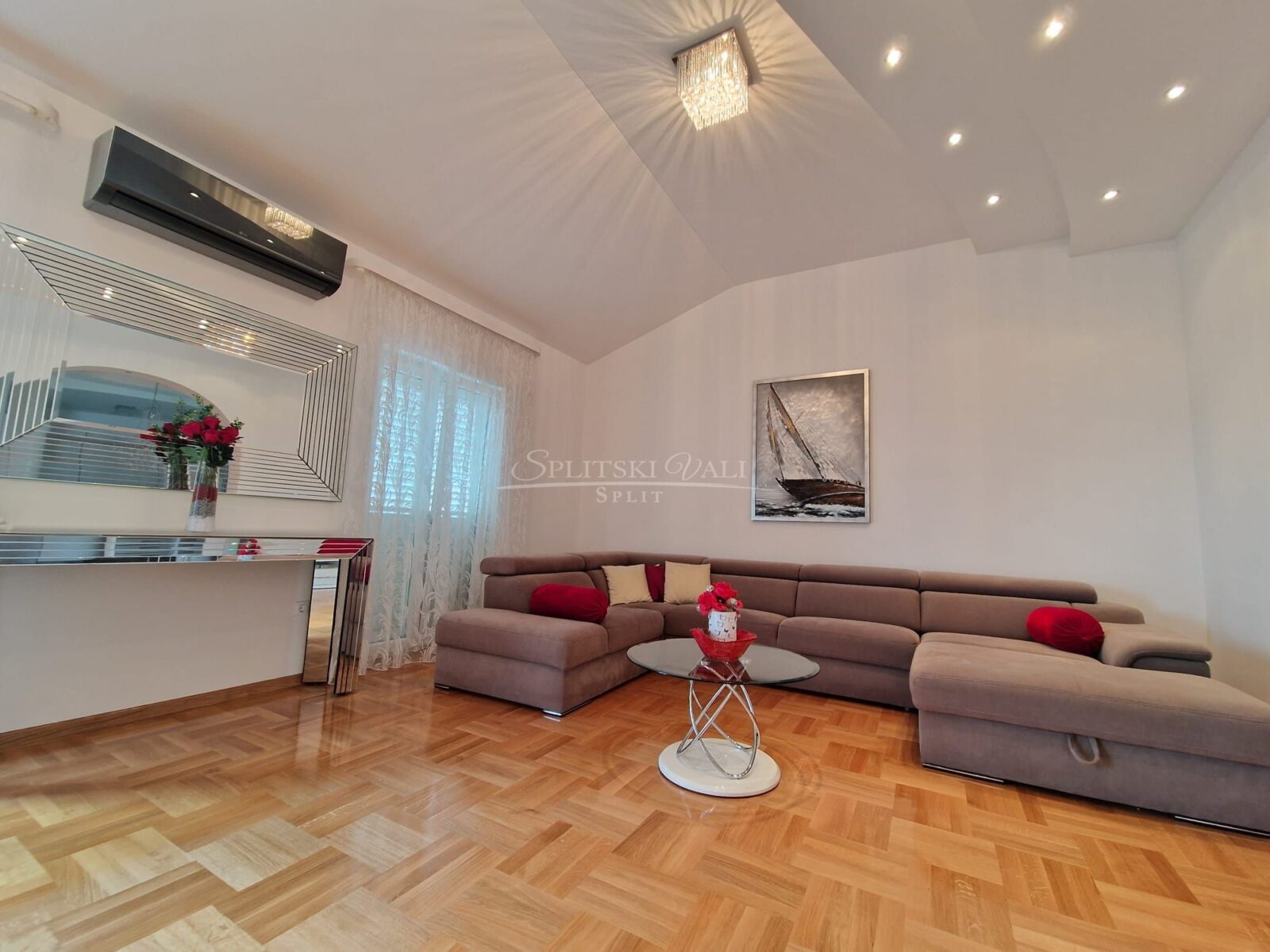 Najam luksuznog trosobnog stana! DUGOROČNO! - cover