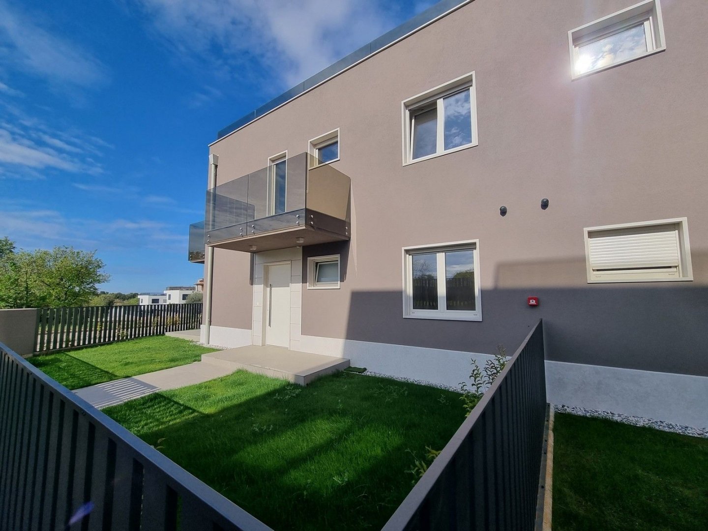 POREČ!!! Penthouse sa krovnom terasom od dodatnih 125 m2, pogled more - cover