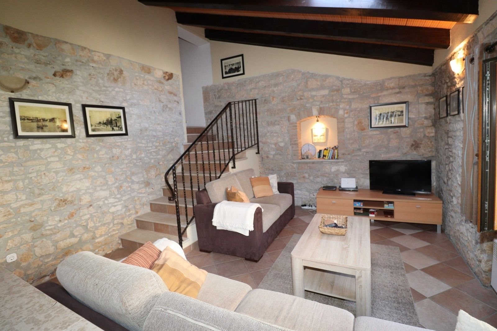 Okolica KAŠTELIRA!!! Renovirana kamena kuća u nizu, 4 km od mora - cover