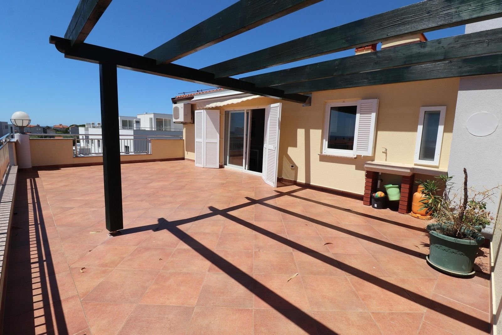 NOVIGRAD!!! Stan na 2. katu zgrade sa krovnom terasom od 52 m2 i garažom - cover