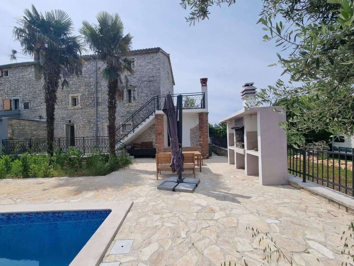 CENTAR MJESTA!!! Renovirana kamena kuća sa bazenom, 3 km od mora - cover