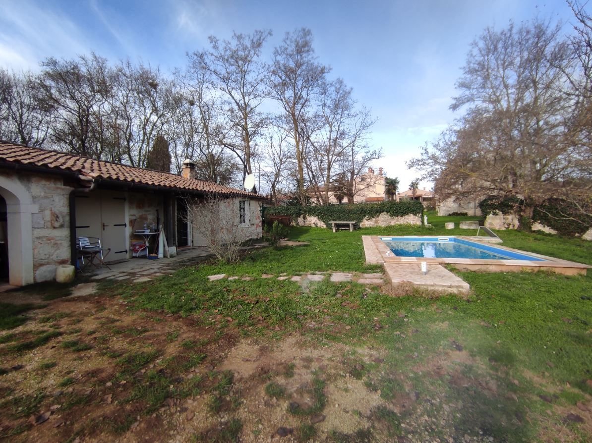 Kuća sa bazenom, velika okućnica - cover