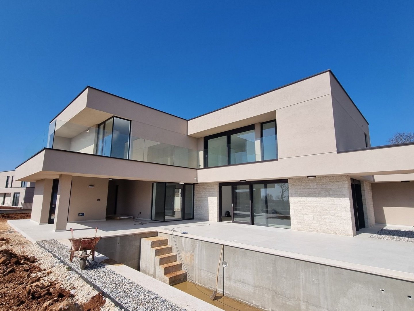 NOVOGRADNJA!!! Samostojeća vila modernog dizajna sa bazenom, 7 km od mora - cover