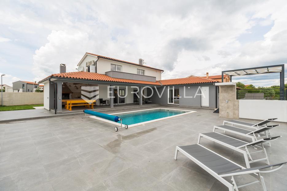 Istra, Svetvinčenat - moderna samostojeća kuća NKP 155 m2 s grijanim bazenom 32 m2 - cover